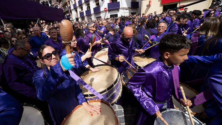 Tamborrada durante el tradicional acto de Romper la Hora