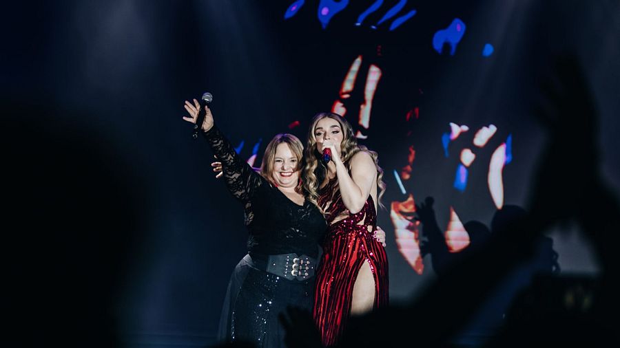 Melody, en otro momento de la actuación con Anabel Conde