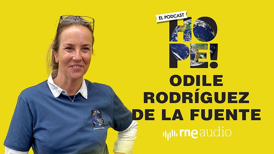 Portada de podcast con Odile Rodríguez de la Fuente, camiseta azul marino y gafas sobre la cabeza; fondo amarillo; título "HOPE!" con imagen de la Tierra.