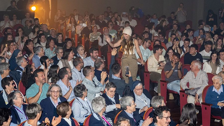 Melody a su llegada al teatro