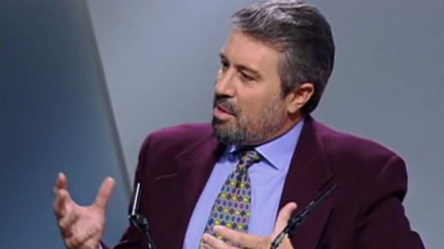 Iñaki Gabilondo, con americana granate y corbata estampada, habla en una entrevista o programa de televisión. Dos micrófonos y el texto "Noticias de culturales" contextualizan la escena.