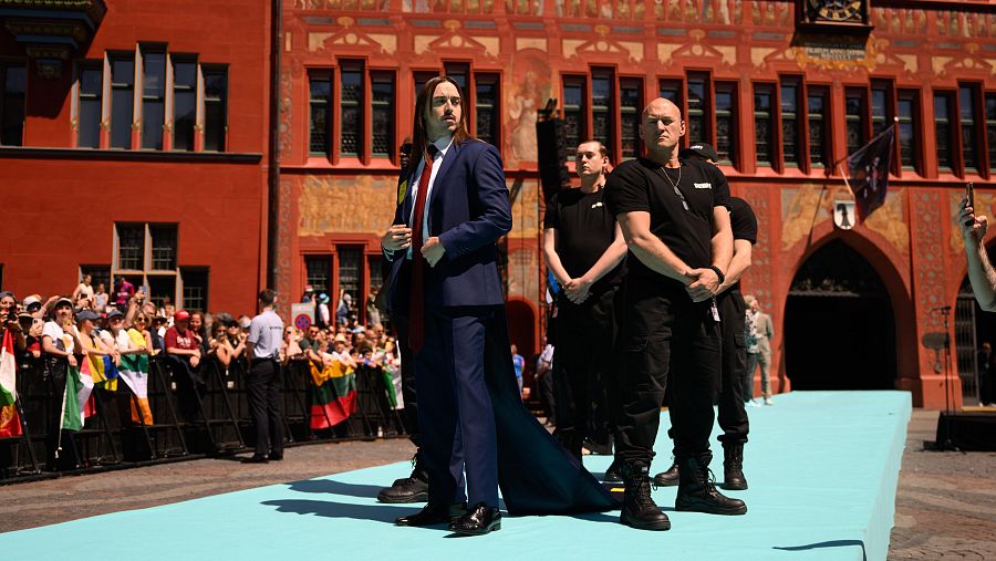 Tommy Cash en la Alfombra Turquesa de Eurovisión 2025