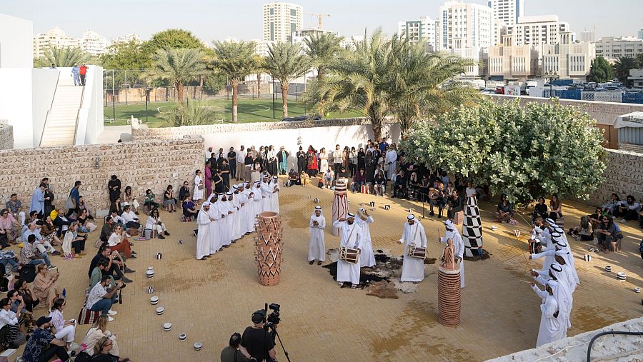 Bienal de Sharjah 2023. Performance Returned Ceremony of Memory (Brook Andrew, 2023)