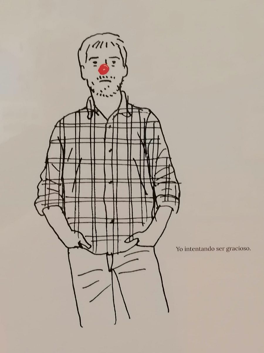 Autorretrato de un hombre con camisa a cuadros y nariz de payaso; expresión seria.  Frase "Yo intentando ser gracioso" en la esquina inferior derecha.