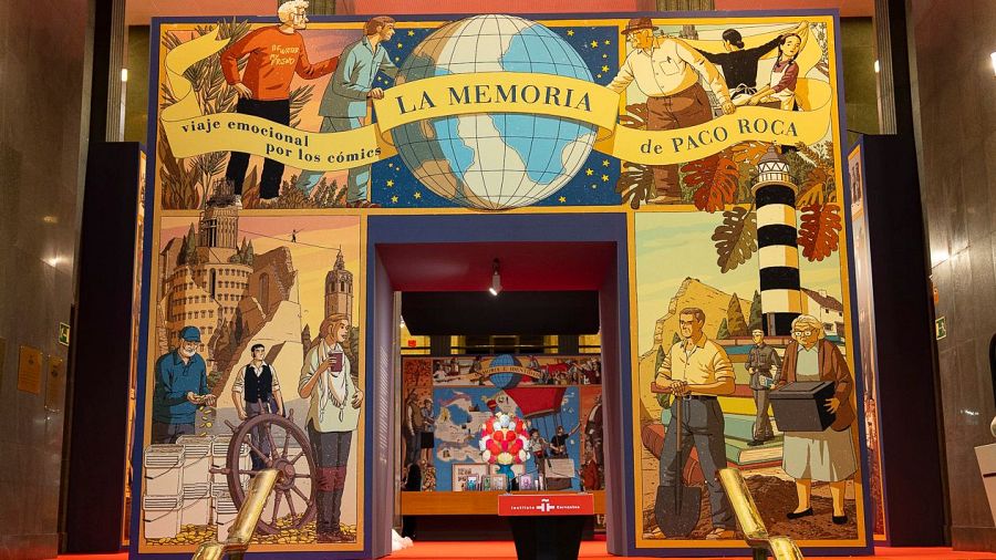 Mural de la exposición "La Memoria" de Paco Roca: escenas con personajes en diversos entornos, un globo terráqueo central y referencias a viajes y recuerdos.  Instituto Cervantes.