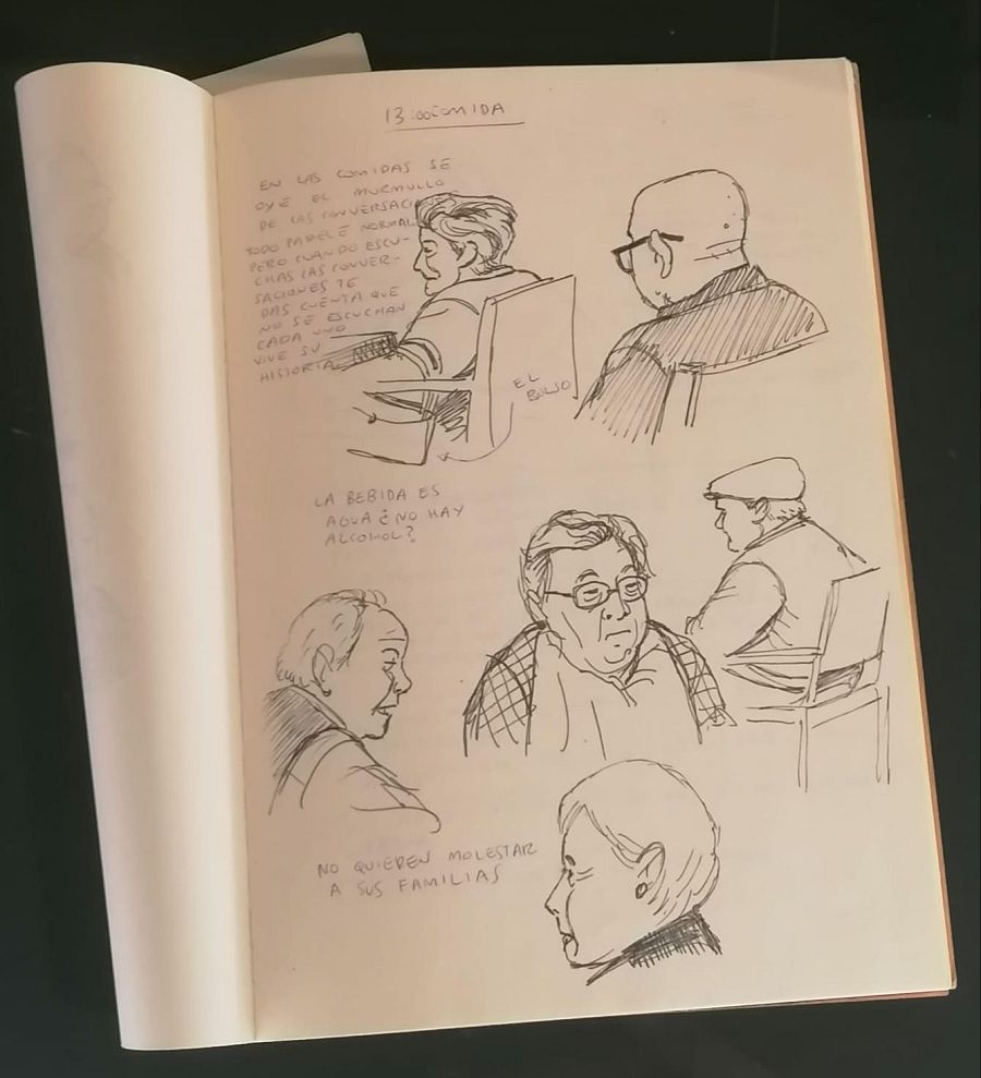 Bocetos a tinta de personas sentadas y fragmentos de texto que parecen transcripciones de conversaciones en un espacio público, posiblemente un restaurante o cafetería.