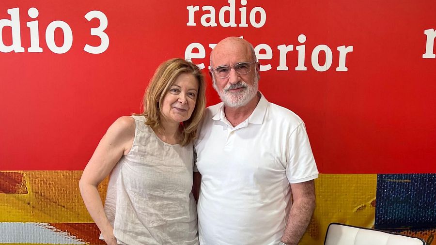 Fernando Aramburu y Pepa Fernández en un estudio de radio con fondo rojo y logotipos de emisoras. Él lleva camisa blanca y ella camiseta sin mangas.