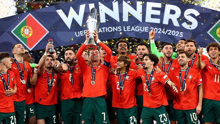 Cristiano levanta la Copa de campeones de la Nations League que ganó Portugal