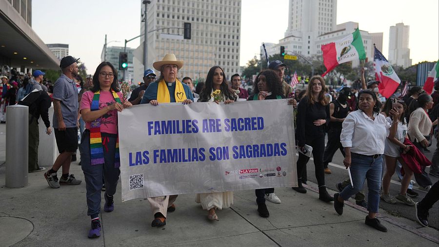Varias personas se manifiestan con una pancarta en la que puede leerle "las familias son sagradas"
