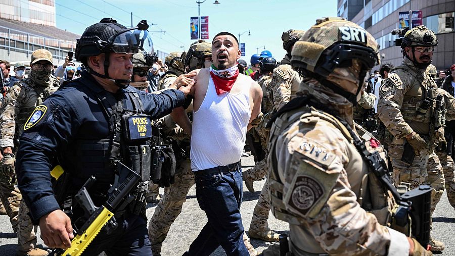 Soldados detienen a un manifestante en Los Ángeles