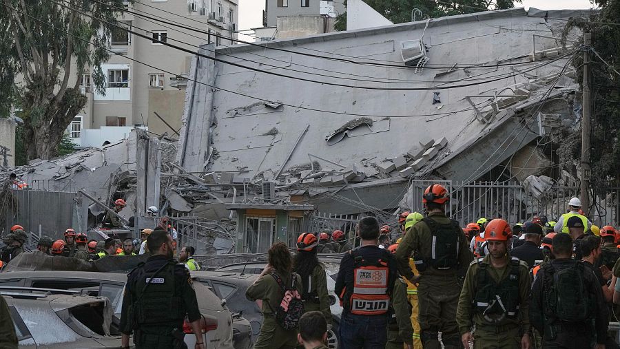 Soldados de la unidad del Comando del Frente Interior trabajan en el lugar donde un misil iraní impactó en Bnei Brak, cerca de Tel Aviv