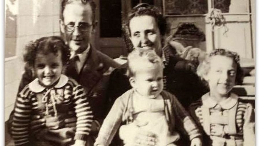 La Roser en braços del seu pare a l'esquerra de la foto