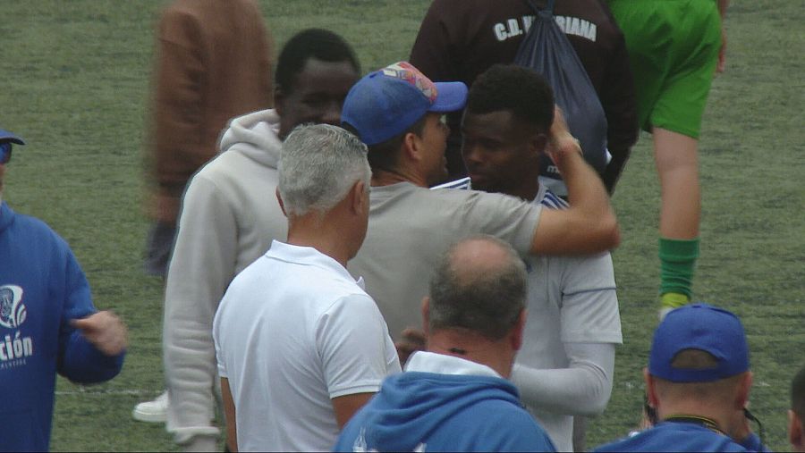 Sanusi, acogido por un policía local en El Hierro