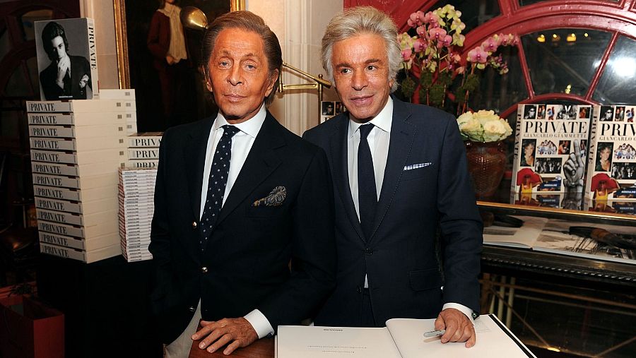 Presentación del libro "Private", con Valentino Garavani y Giancarlo Giammetti, ambos en traje oscuro y corbata, uno de ellos firmando ejemplares.