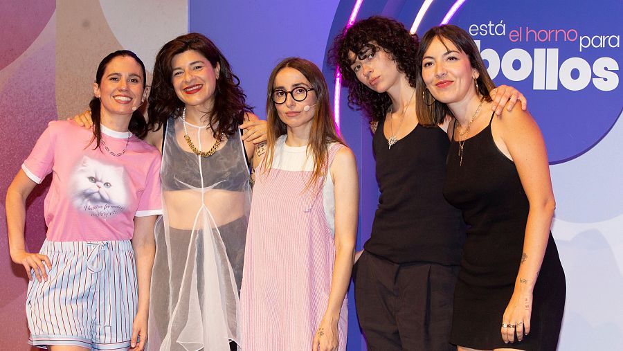 Javiera Mena, Zahara y Alice Wonder con las presentadoras de "Está el horno para bollos", Nerea Pérez de las Heras y Judith Tiral