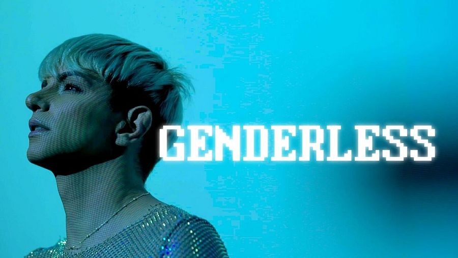 Persona con pelo corto rubio platino, prenda brillante, mirando hacia arriba sobre fondo azul turquesa. Texto superpuesto: "GENDERLESS" en mayúsculas y estilo pixelado.