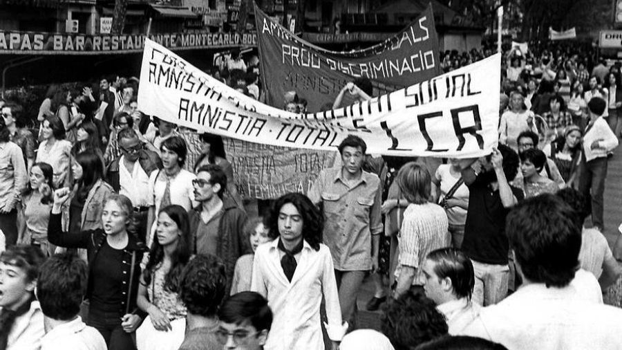 Asistentes a la primera manifestación homosexual en España, organizada por el FAGC el 26 de junio de 1977 EFE