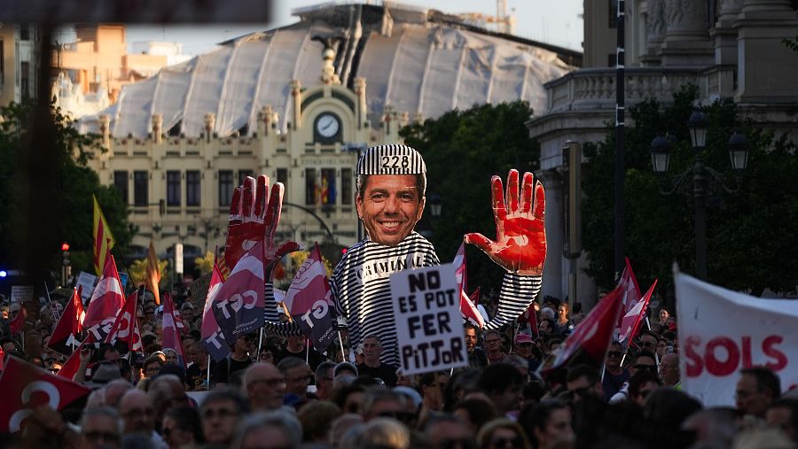 Decenas de personas durante una manifestación para reclamar la dimisión del presidente de la Generalitat, Carlos Mazón, a 29 de junio de 2025
