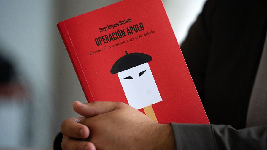 Portada roja de "OPERACIÓN APOLO", con ilustración de figura estilizada con boina y máscara; subtítulo: "De cómo ETA secuestró al rey de los helados".