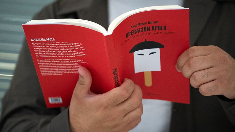 Libro abierto con portada roja titulado "Operación Apolo", con ilustración de un polo helado.  El autor es Sergi Moyano Bortalu, y el subtítulo alude a ETA.