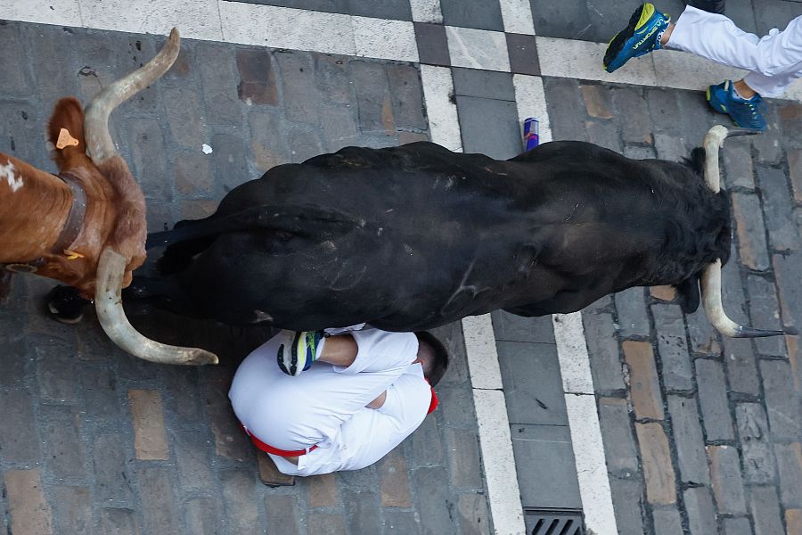San Fermín 2025: un mozo se protege ante el paso de la veloz manada de Victoriano del Río