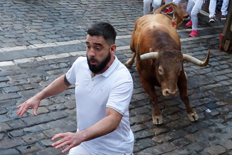 San Fermín 2025: un mozo es perseguido por uno de los toros de la ganadería Victoriano del Río