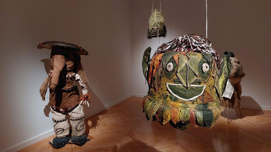 Máscaras y esculturas de espíritus del monte, obra de Nereyda López