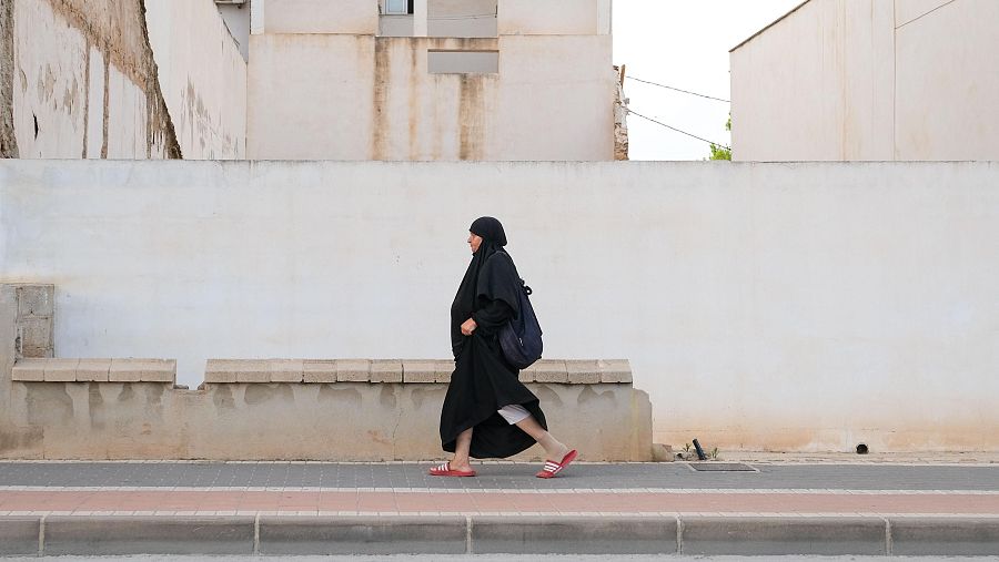 Una mujer camina por el centro de Torre Pacheco, Murcia