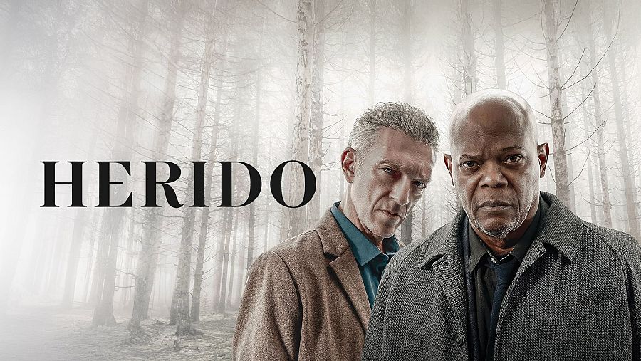 Samuel L. Jackson y otro actor miran a cámara en un póster de película con fondo de bosque brumoso.  Título: "HERIDO".