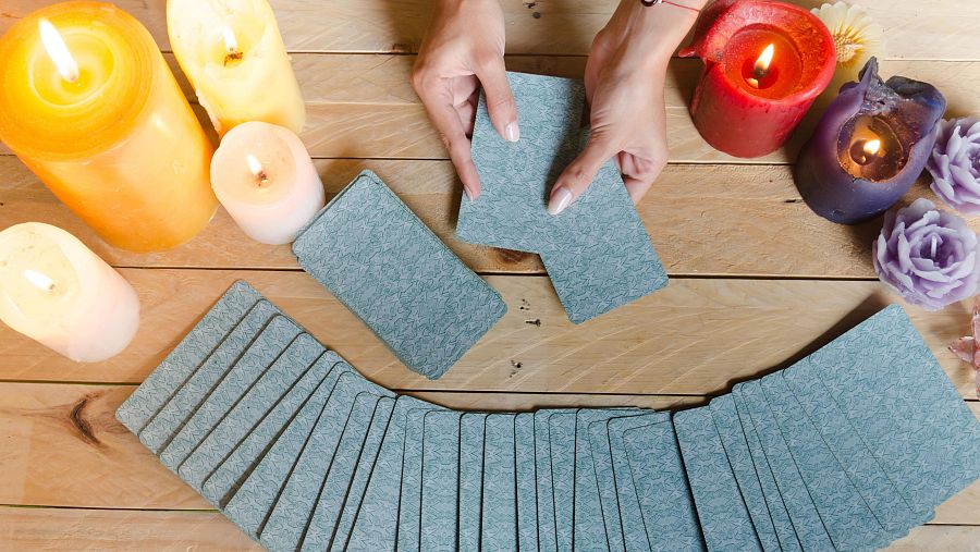 El tarot no prediu el futur, sinó que t'ajuda a prendre decisions.