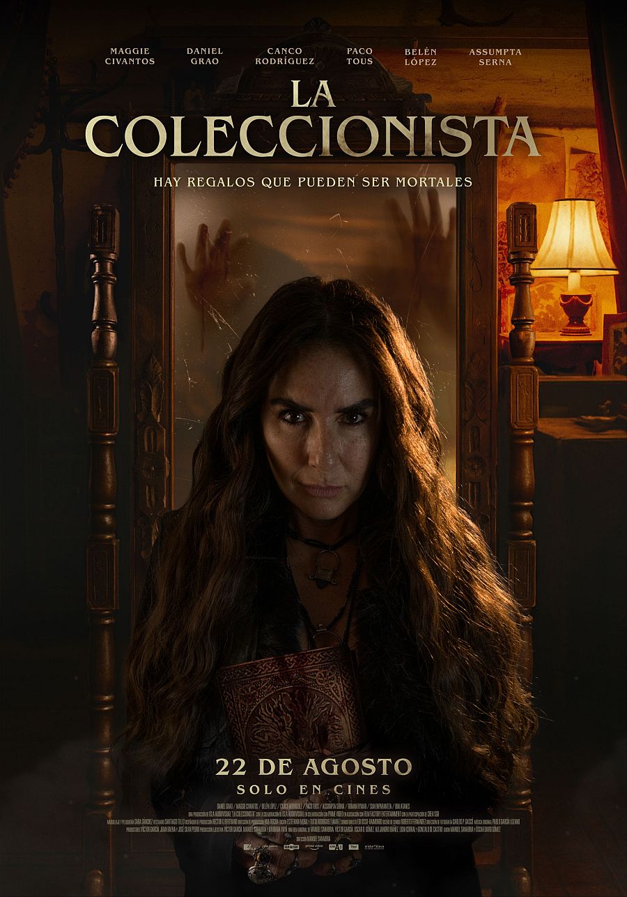 Mujer con libro ante espejo roto mostrando manos ensangrentadas. Cartel de película de suspense, estreno 22 de agosto. Atmósfera oscura y misteriosa.