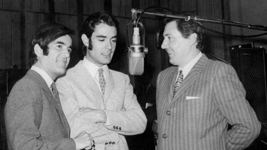 Manuel de la Calva (izq) y Ramón Arcusa (c), miembros del "Dúo Dinámico", en una entrevista para la radio en la década de los 60.