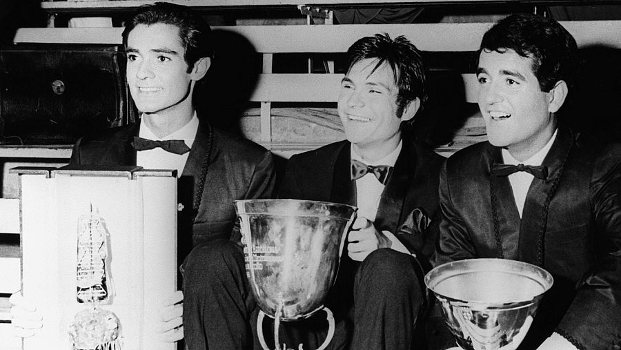 En la foto, Ramón Arcusa, Lomas y Manuel de la Calva muestran sus trofeos.