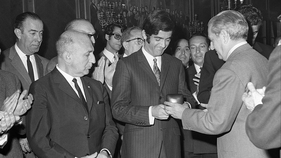 En el mismo año, el "Dúo Dinámico" fue galardonado con la Medalla de Oro de la Sociedad General de Autores de España. En la foto, el presidente Joaquín Calvo Sotelo, entrega el galardón a Manuel de la Calva. Junto a ellos, el director gener