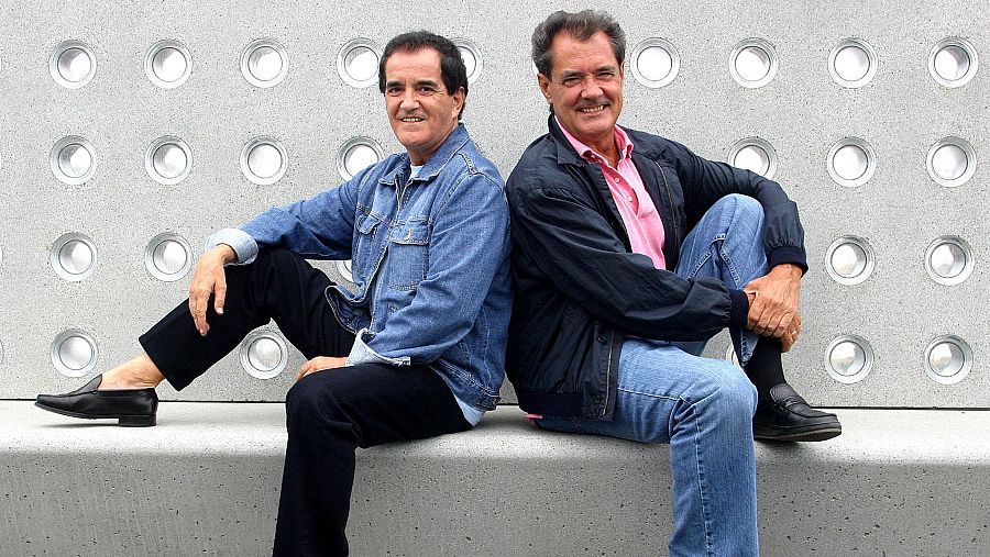 Ramón Arcusa (dcha) y Manuel de la Calva (izda) posan en el recinto del Fórum Universal de las Culturas 2004.
