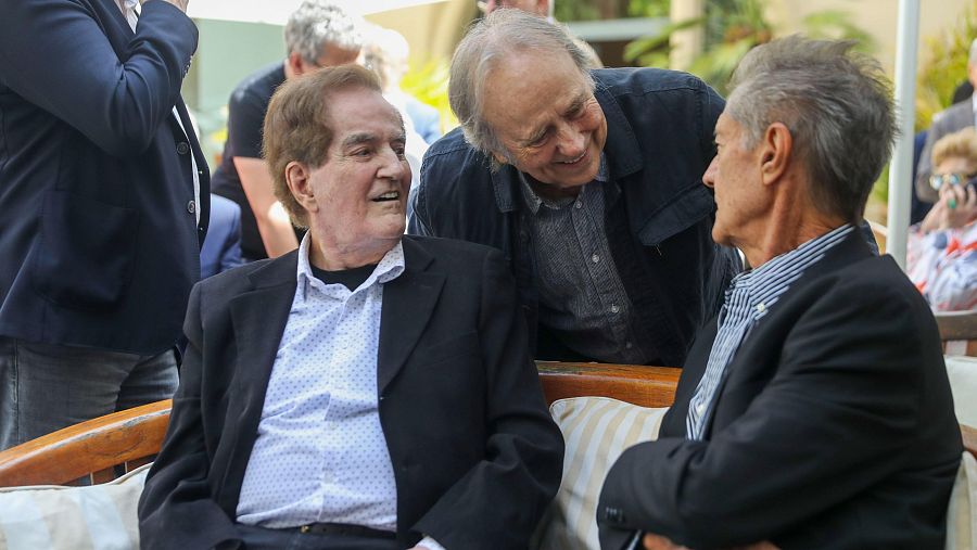 Manuel de la Calva y Ramón Arcusa con el cantautor Joan Manuel Serrat en Madrid.