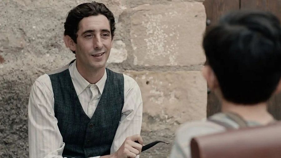 Una imagen de Enric Auquer en 'El maestro que prometió el mar'