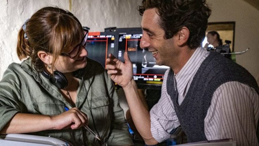 Imagen de Patricia Font y Enric Auquer durante el rodaje de 'El maestro que prometió el mar'