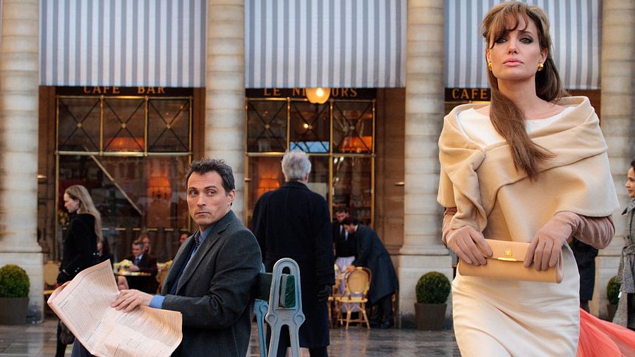 Angelina Jolie y Rufus Sewell en 'The Tourist'