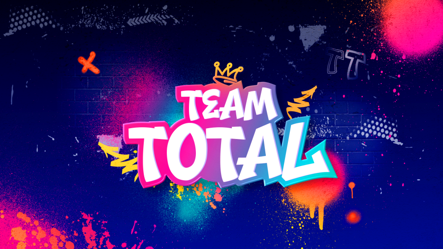 Grafiti 3D "TEAM TOTAL" con corona dorada sobre fondo azul oscuro de textura de ladrillo. Colores vibrantes y otros elementos de grafiti complementan el diseño juvenil.