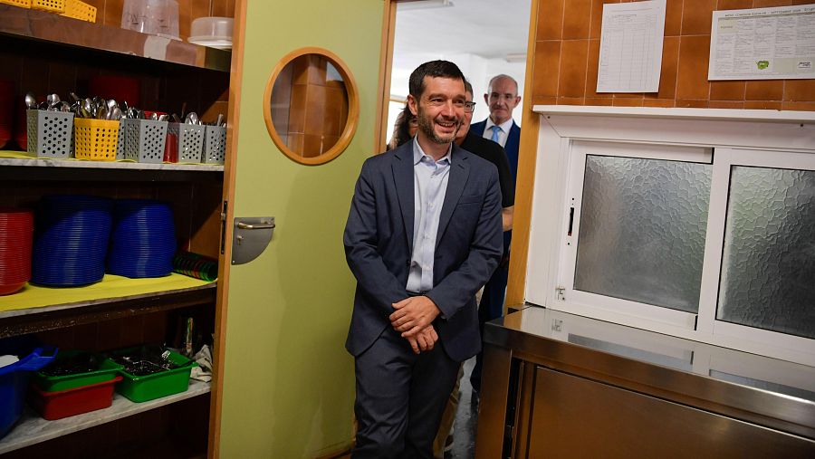 El ministro de Consumo, Pablo Bustinduy, durante su visita al comedor escolar del CEIP Ana Soto en Albacete.