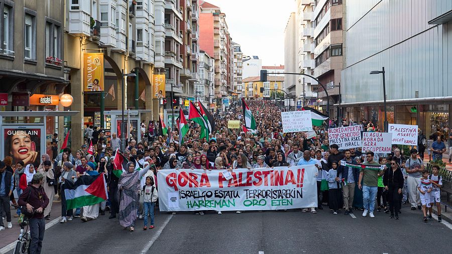 "Palestina, askatu" (Palestina, libre) y "No es una guerra, es un genocidio", han clamado miles de personas en Vitoria