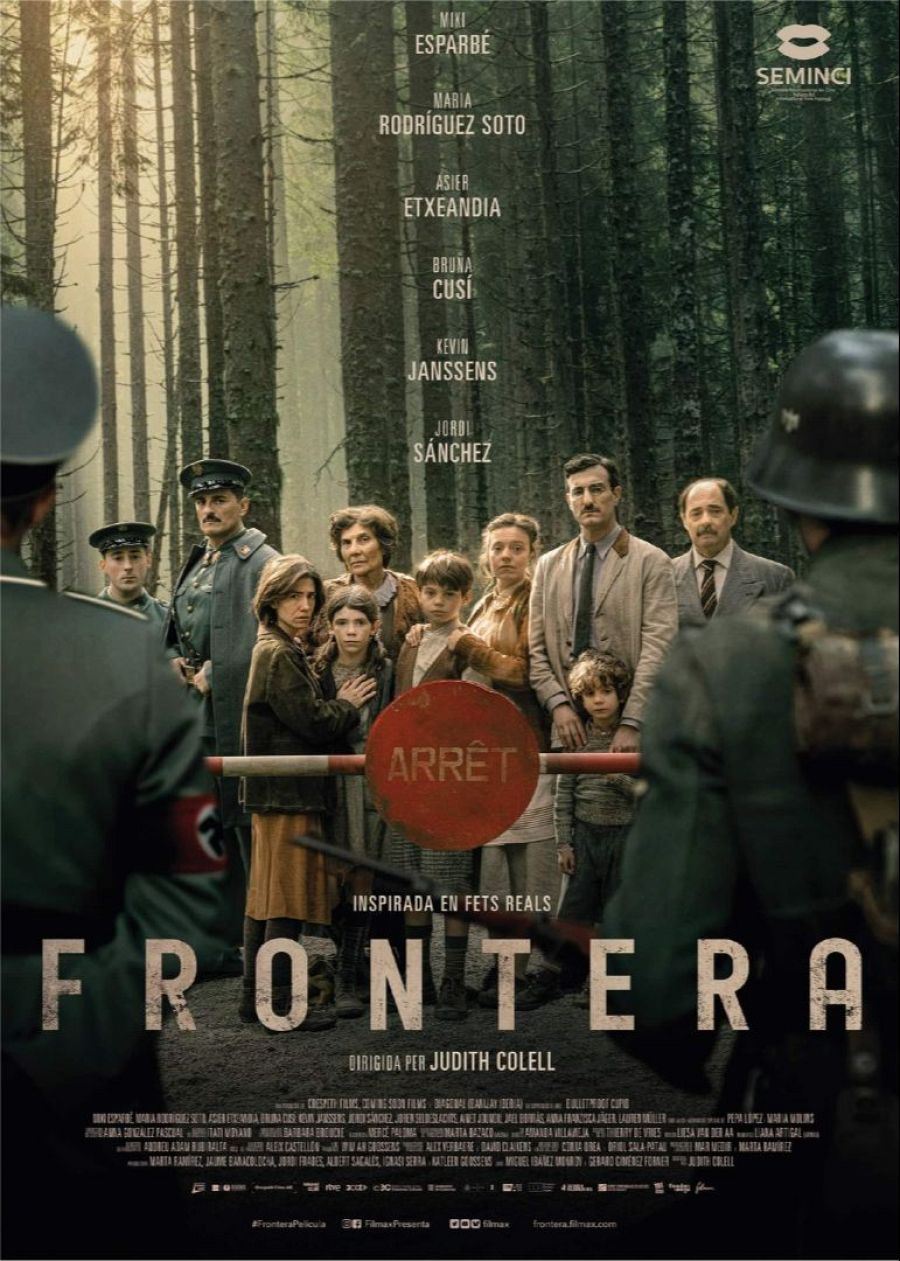 Un cartel cinematográfico presenta una barrera con la señal de "ARRÊT" y soldados de época. Un grupo de personas intenta cruzar, con el título "FRONTERA" en la parte inferior y los nombres de los actores en la parte superior.
