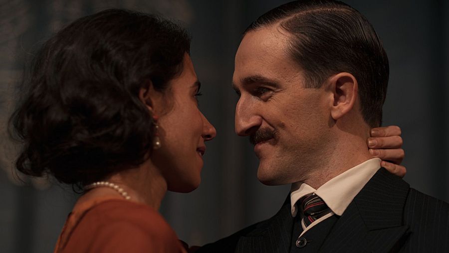 Carmen Ruiz Morales y Alfonso XIII en 'ENA. La reina Victoria Eugenia'