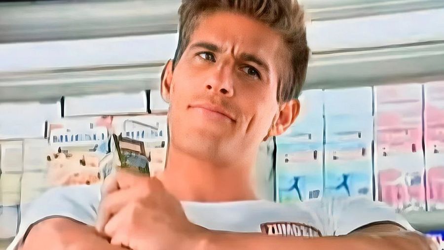 Sergio Medialdea, el modelo del 'primo de Zumosol', posa con una camiseta blanca con el logo de la marca, mostrando una sonrisa y los brazos cruzados.