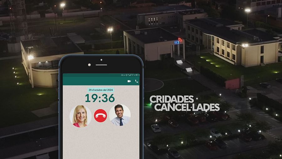 En la pantalla de un teléfono móvil se observa una llamada de WhatsApp cancelada, con la hora y fecha indicadas. En el fondo, un edificio iluminado con un número.