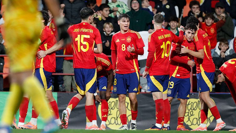 Los jugadores de la selección española sub-21 celebran tras marcar ante San Marino, durante el partido de la cuarta jornada de la fase de clasificación para el Campeonato de Europa disputado este viernes en Lugo.