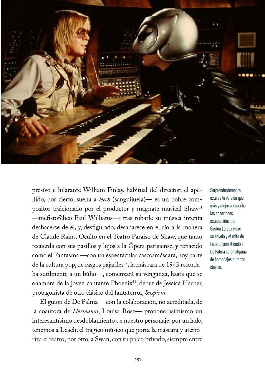 En la página de un artículo, se muestra una escena de una película con dos personajes frente a un órgano. Uno de ellos lleva una máscara plateada, mientras que el otro, sin máscara, observa la escena.