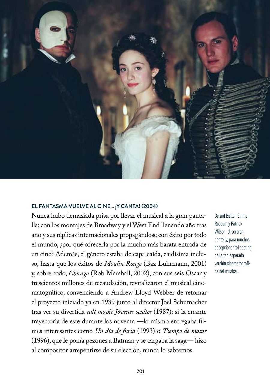 Una fotografía promocional de la película de 2004 muestra a tres actores principales: una mujer con un vestido blanco, un hombre con una máscara y otro con uniforme. El texto promocional anuncia el regreso de la película a los cines.