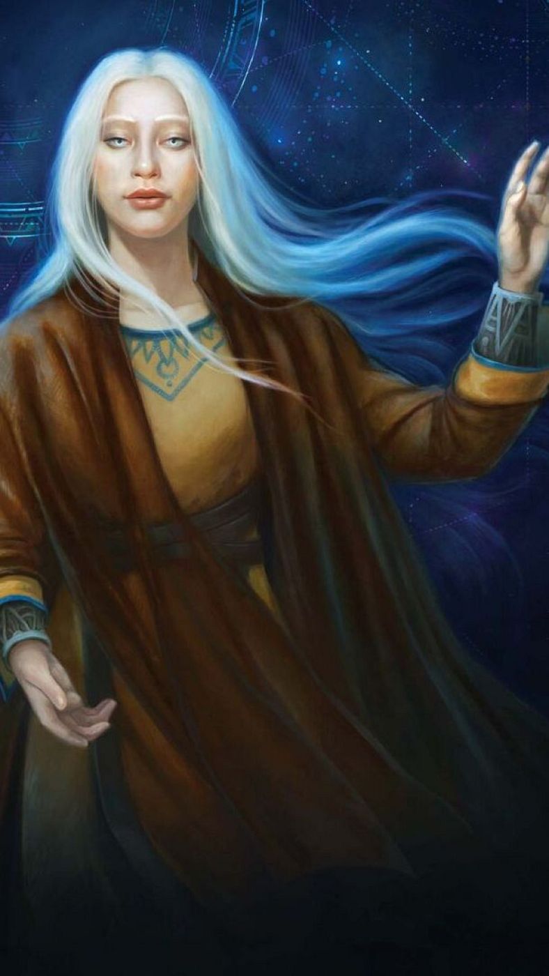 Una mujer de piel clara y ojos pálidos, con cabello blanco, viste una túnica mostaza con detalles azules y una capa marrón, con las manos extendidas frente a un cielo estrellado.
